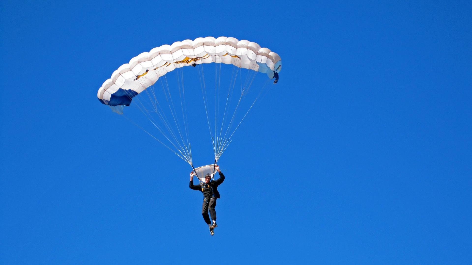 青训体能评估过度依赖短期爆发力指标，简述青少年运动员体能训练的注意事项
