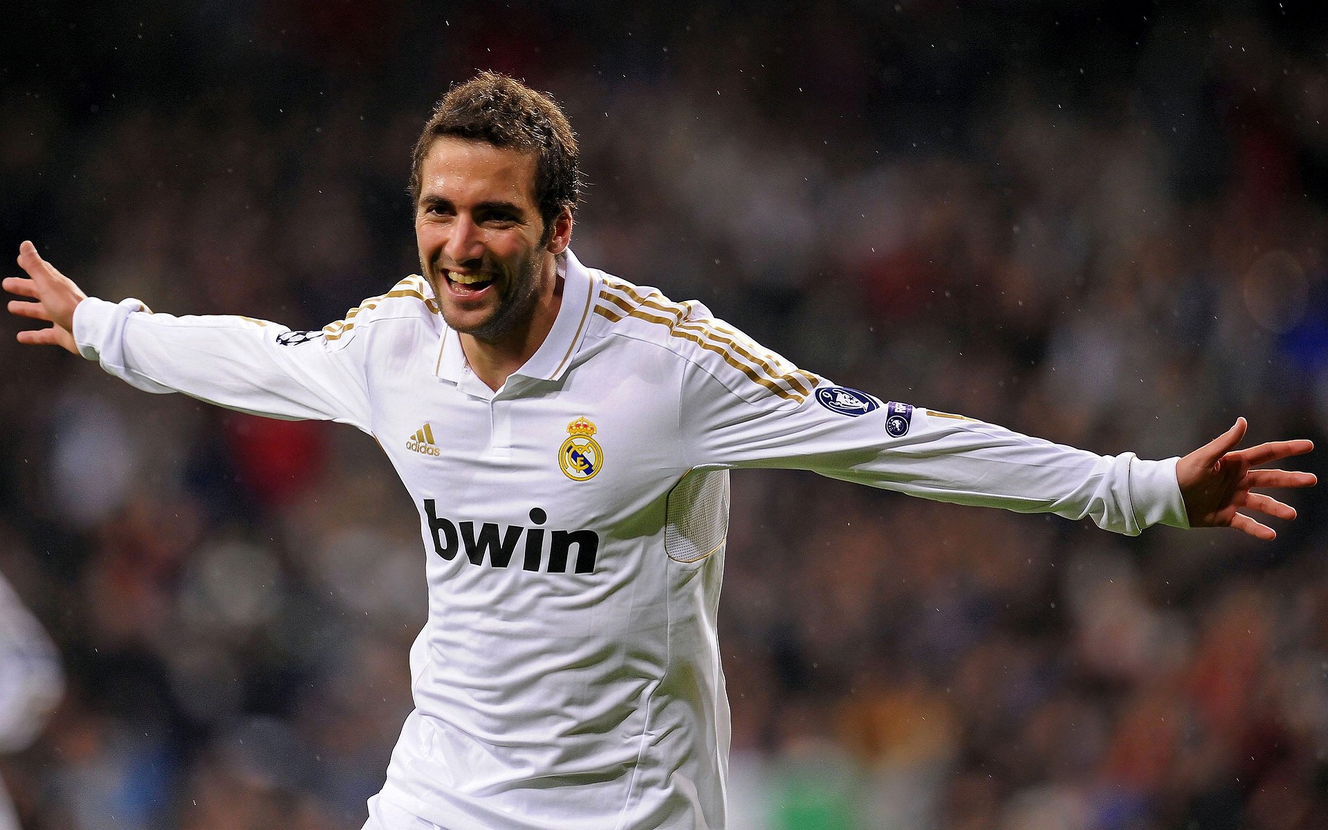 “足球+文化+旅游”融合模式带动行业跨界转型，行业潜力巨大，足球文化产业